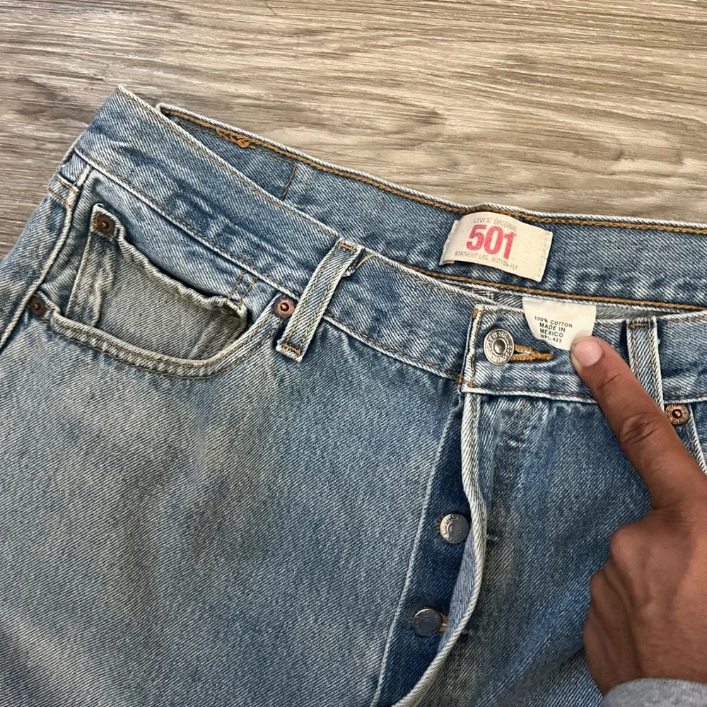 Levis 501 Original Straight Leg Jeans Light Wash Blue Denim Button Fly Men 33x27